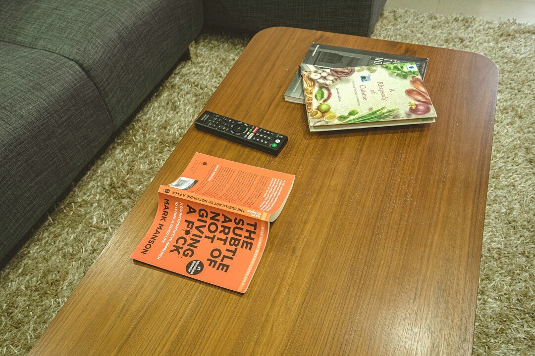 Redaktionstisch mit Zeitschriften und Notizen